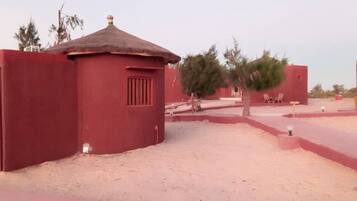 Lasten leikkialue ulkona