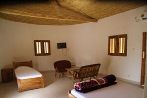 尊荣平房 | 起居区 | 32-英寸纯平电视 （配备卫星频道）、电视