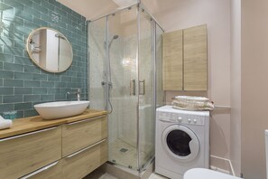 Een douche, een haardroger, handdoeken, zeep