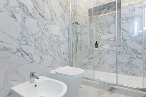 Apartment, 2 Schlafzimmer | Badezimmer | Badewanne und Dusche (separat), Regendusche, Haartrockner, Bademäntel