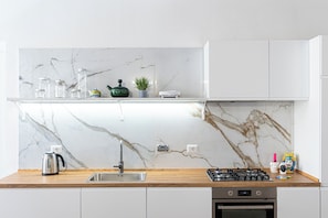Großer Kühlschrank, Mikrowelle, Herdplatte, Espressomaschine