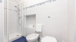 Apartment, 2 Bedrooms | Bathroom | Rainfall showerhead, hair dryer, bidet, towels - Rental in Rome Ancient Rome View (Rome)