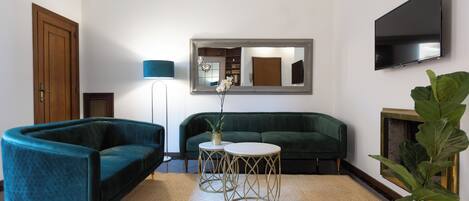 アパートメント 2 ベッドルーム | リビング エリア | 薄型テレビ