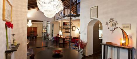 Căn hộ, 1 phòng ngủ | Khu phòng khách | TV màn hình phẳng