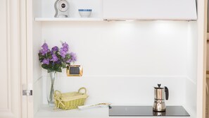 Departamento, 1 habitación | Cocineta privada | Refrigerador con congelador, microondas y parrilla de estufa 