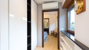 Un corridoio con condizionatore integrato, una finestra vista e un ingresso che conduce al bagno.