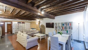 A living room with a sofa, coffee table, and a bookshelf. - Rental in Rome Scala Deluxe Terrace (Rome)