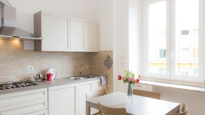 Appartement, 2 chambres | Restauration dans la chambre