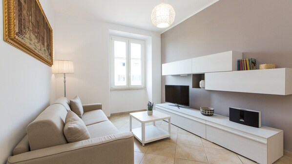 Appartement, 2 chambres | Aire de séjour | Téléviseur à écran plat