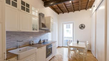 Refrigerador con freezer, microondas, horno, placa de cocina