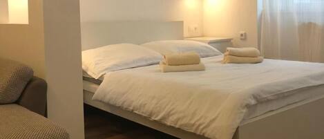 1 dormitorio, cortinas opacas, tabla de planchar con plancha