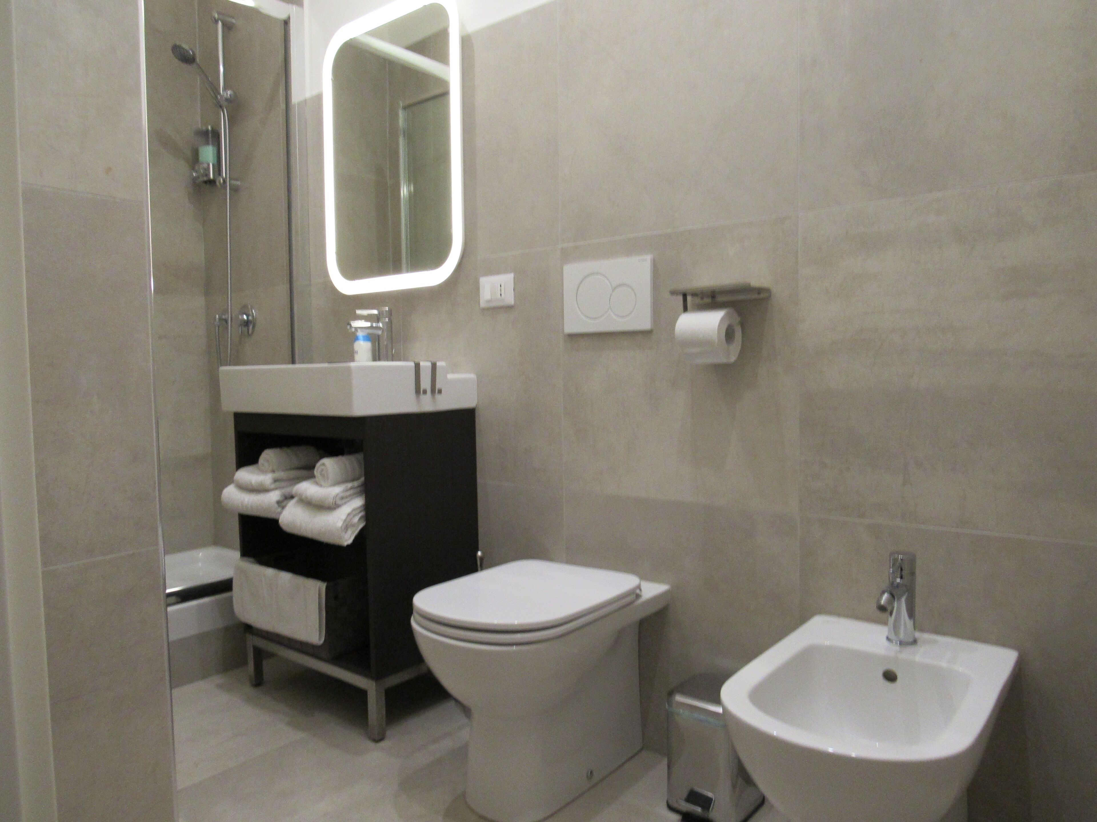 豪華雙人或雙床房 (Private External Bathroom - 1) | 浴室 | 淋浴設備、風筒、坐浴桶、提供毛巾