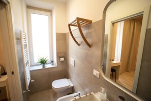 Deluxe kamer, 1 twee- of 2 eenpersoonsbedden (2) | Badkamer | Een douche, een haardroger, een bidet, handdoeken