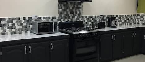 Refrigerador, microondas, horno, placa de cocina