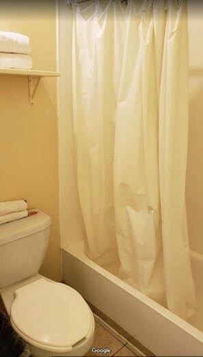 Combined shower/bathtub, free toiletries, hair dryer, towels - BONITTO INN®  Mante (Ciudad Mante)
