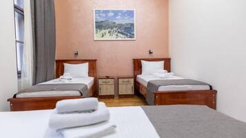 ملاءات للفراش لا تسبب الحساسية وميني بار ومكواة/لوح كي