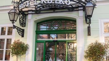 المنشأة من الخارج