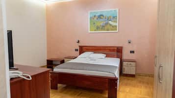 Habitación doble | Ropa de cama hipoalergénica, minibar y tabla de planchar con plancha