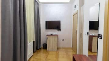 Habitación individual | Ropa de cama hipoalergénica, minibar y tabla de planchar con plancha