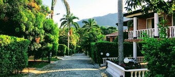 Beautiful cabin, rustic decor, Family oriented all amenities available 