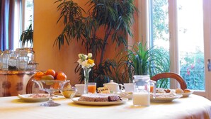 بوفيه فطور مجانًا يوميًا