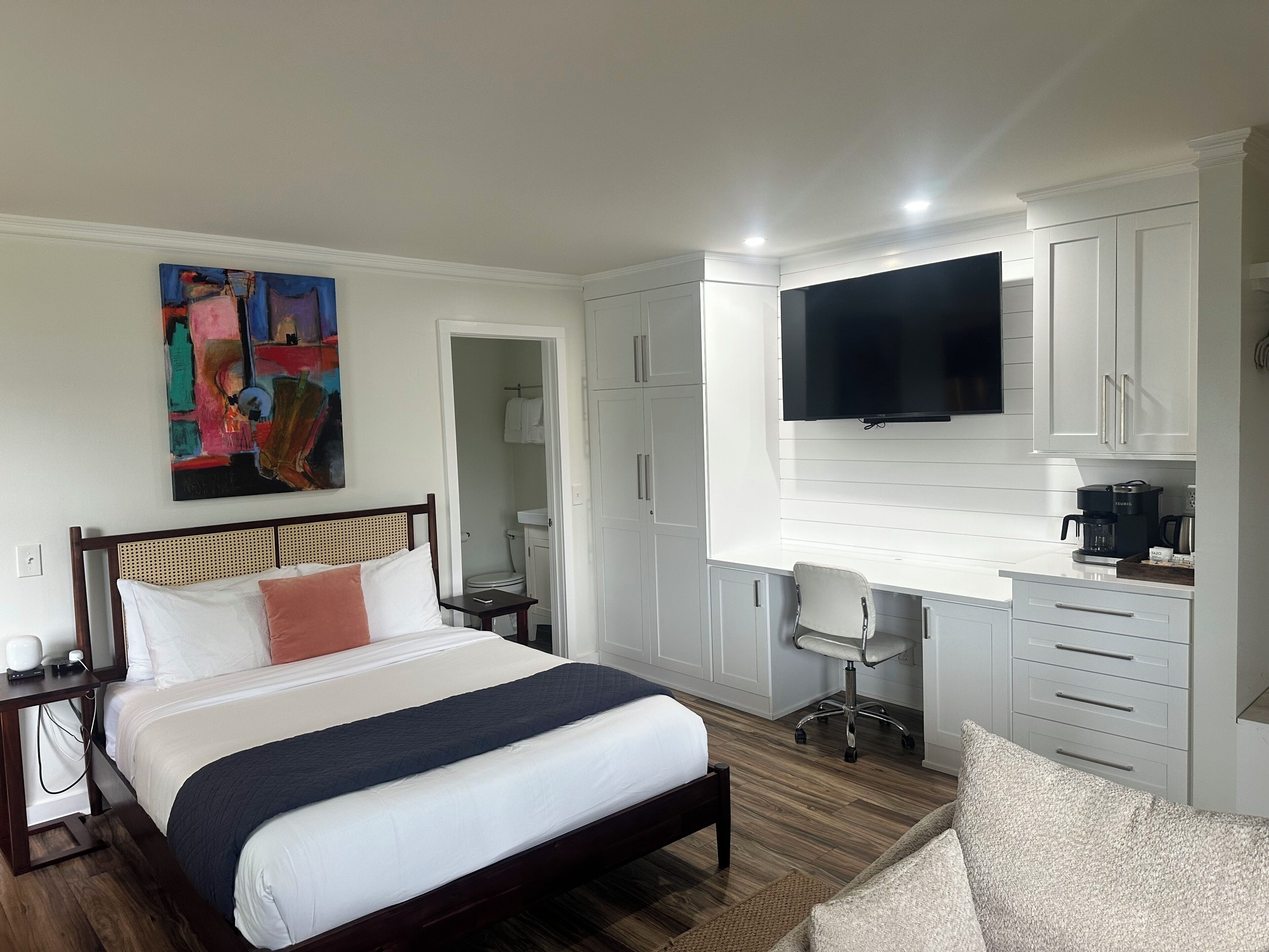 1 chambre, fer et planche à repasser, lit de bébé portatif