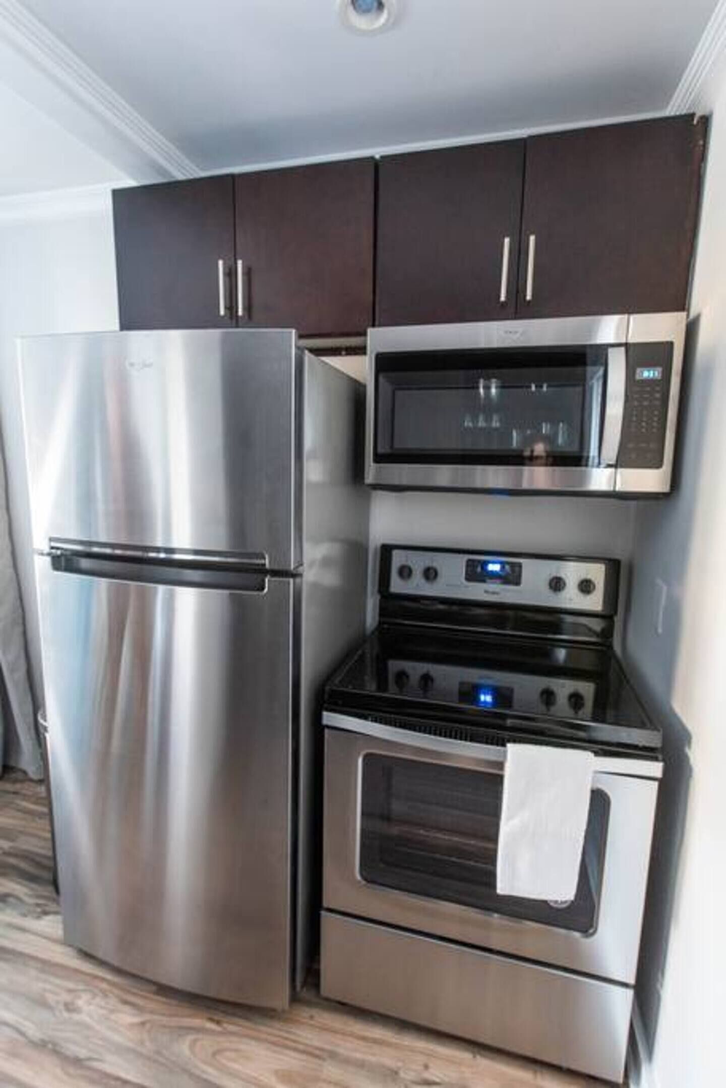 冷蔵庫、電子レンジ、オーブン、コンロ