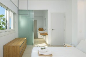 4 bedrooms, iron/ironing board, travel crib, free WiFi