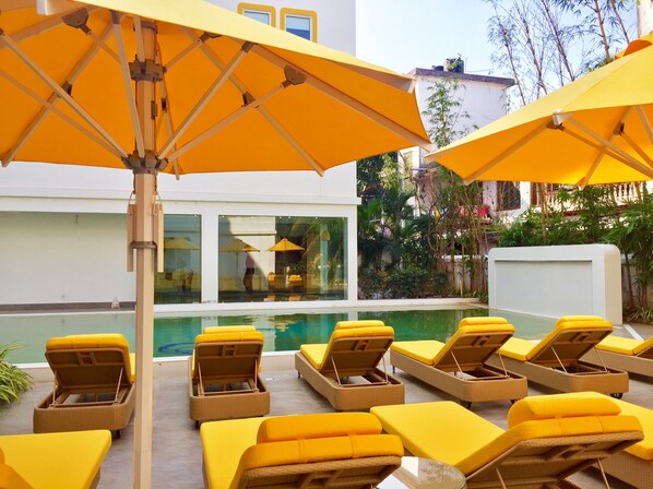 Outdoor pool, sun loungers - Bloomrooms @ Calangute (Calangute)