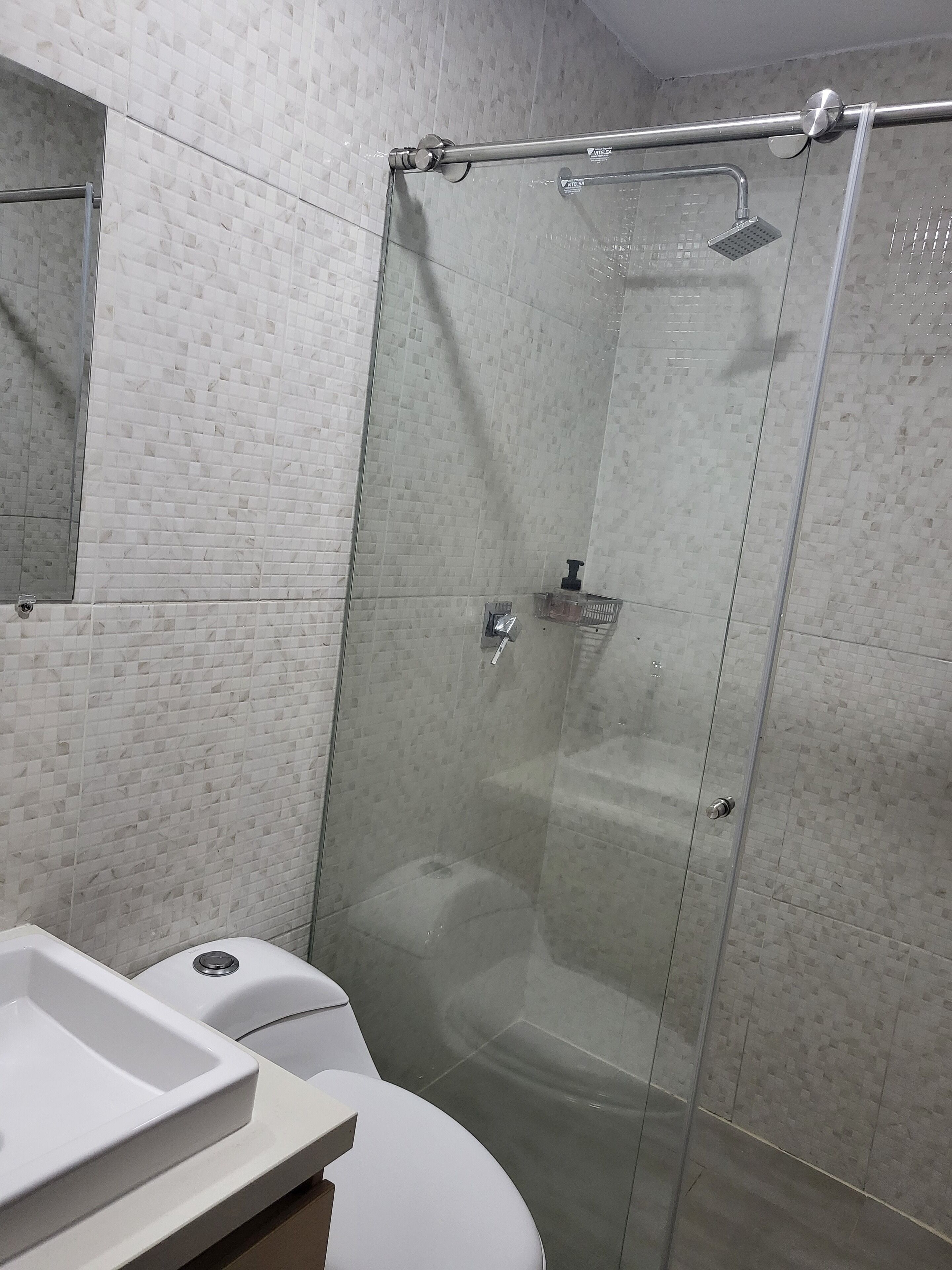 Een douche, een haardroger, handdoeken, zeep