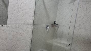 Een douche, een haardroger, handdoeken, zeep