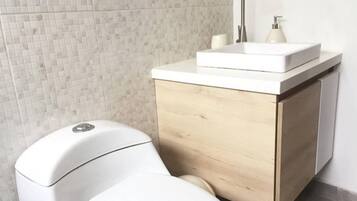 Regadera, secadora de cabello, toallas, jabón