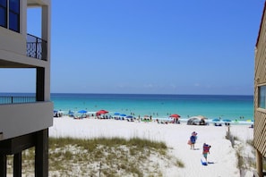 Una playa cerca, toallas de playa