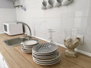 Réfrigérateur, micro-ondes, plaque de cuisson, lave-vaisselle