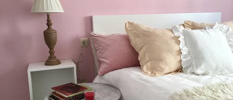 1 chambre, fer et planche à repasser, draps fournis