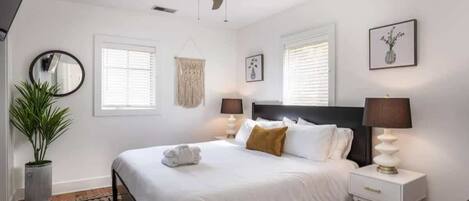 4 slaapkamers, een strijkplank/strijkijzer, reisbedje, wifi