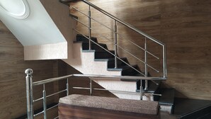 Una escalera moderna con barandillas de metal y peldaños de madera.