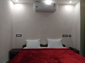 Deluxe Room | Laptop workspace - Hotel The Raja Palace (Yamkeshwar)