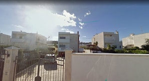 A residential area with modern buildings, a gated entrance, and a clear sky. - Maison Rinaldi (Bari)