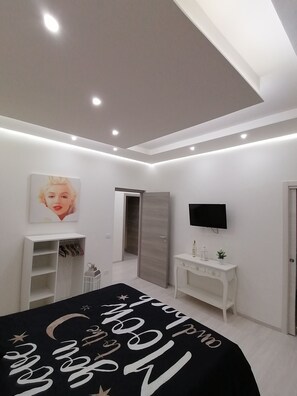 Phòng đôi (Jasmine) | Trang trí khác biệt, trang bị nội thất với thiết kế riêng biệt, bàn