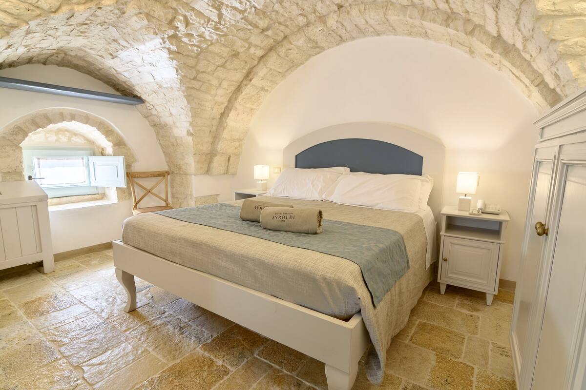 Premium bedding, minibar, in-room safe, soundproofing