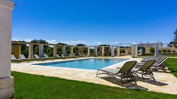 Piscine extérieure (ouverte en saison), chaises longues