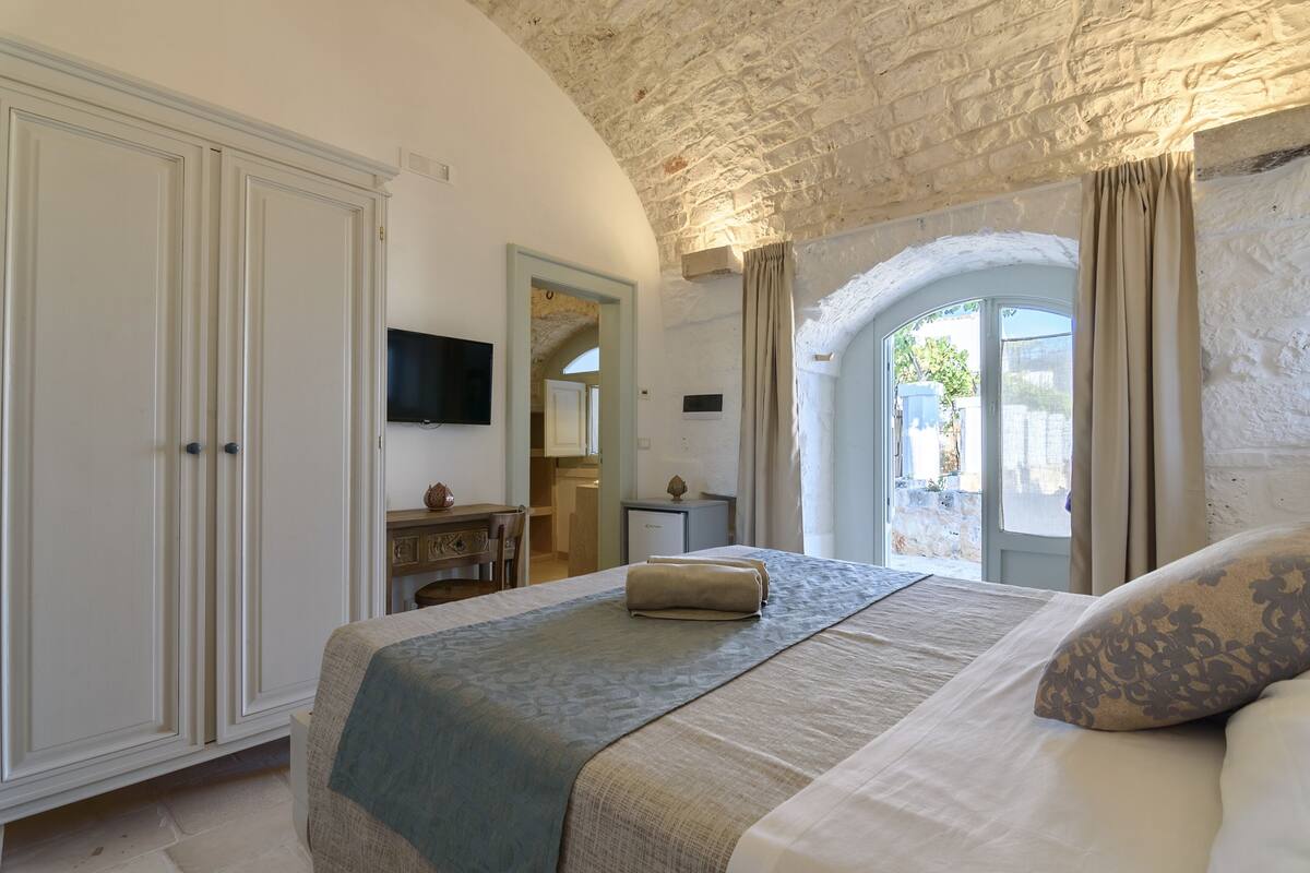 Premium bedding, minibar, in-room safe, soundproofing