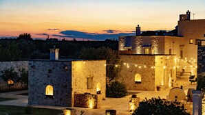 Un edificio de piedra con ventanas de arco y un patio.