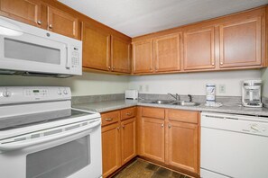 Private kitchen - 0610 Waters Edge Resort 1 Bedroom Condo by RedAwning (Murrells Inlet)