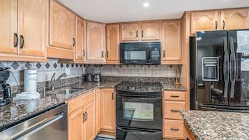 Apartamento, 2 habitaciones | Cocina privada | Frigorífico, horno, cafetera o tetera y tostadora