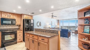 Apartamento, 2 habitaciones | Cocina privada | Frigorífico, horno, cafetera o tetera y tostadora