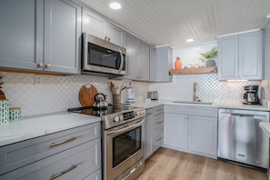 Condo, 1 Bedroom | Private kitchen | Fridge, oven, coffee/tea maker, toaster