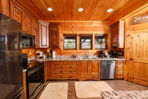 雪櫃、微波爐、焗爐、爐具