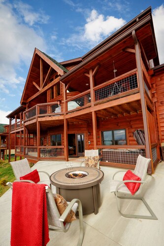 Stunning  Mnt. Views, 4 Luxury King Br/6 Bath, Hot tub, Theater/Game rooms